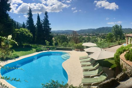 Villa Singola panoramica con piscina in Vendita a Camaiore